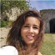 Maestra imparte clases a estudiantes de primaria